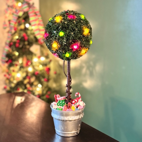 Hallmark Keepsake Lighted Sugar Plum Tabletop Topiary 2002 - Retired - Picture 3 of 12